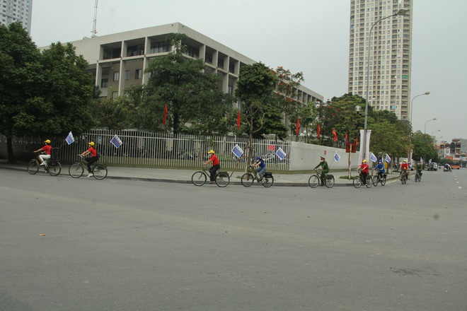 Hà Nội: Cơ quan chức năng bật nhạc Ghen Cô vi, đạp xe tuyên truyền phòng chống COVID-19 khắp đường phố - Ảnh 10.