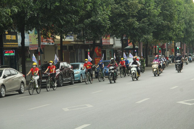 Hà Nội: Cơ quan chức năng bật nhạc Ghen Cô vi, đạp xe tuyên truyền phòng chống COVID-19 khắp đường phố - Ảnh 14.