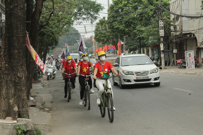 Hà Nội: Cơ quan chức năng bật nhạc Ghen Cô vi, đạp xe tuyên truyền phòng chống COVID-19 khắp đường phố - Ảnh 2.