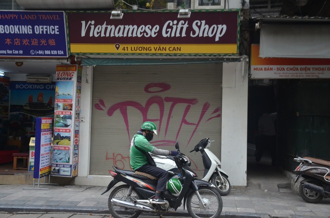Ảnh hưởng dịch virus corona, hàng loạt cửa hàng phố cổ Hà Nội đóng cửa dừng hoạt động - Ảnh 2.