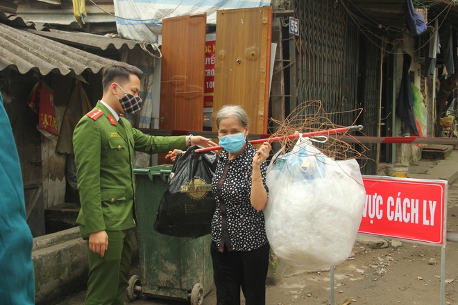 Người dân trong khu cách ly ở Hà Nội: “Công an, bệnh viện mới khổ chứ tôi còn đang béo ra đây này!” - Ảnh 17.