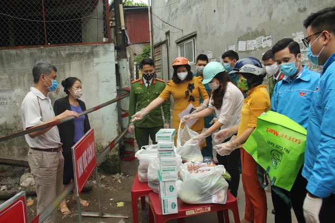 Người dân trong khu cách ly ở Hà Nội: “Công an, bệnh viện mới khổ chứ tôi còn đang béo ra đây này!” - Ảnh 18.