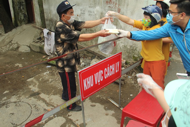 Người dân trong khu cách ly ở Hà Nội: “Công an, bệnh viện mới khổ chứ tôi còn đang béo ra đây này!” - Ảnh 19.