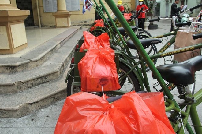 Đoàn xe đạp bật nhạc nhạc “Ghen Cô Vi” lại lỉnh kỉnh khẩu trang, xà bông đi tặng người khó khăn phòng dịch COVID-19 - Ảnh 13.