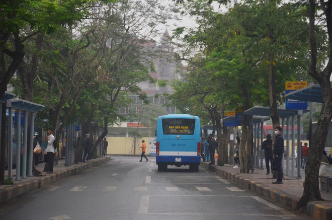 Bến xe ở Hà Nội vắng tanh vì ảnh hưởng của dịch Covid-19, nhà xe ra tận đường chèo kéo khách - Ảnh 2.