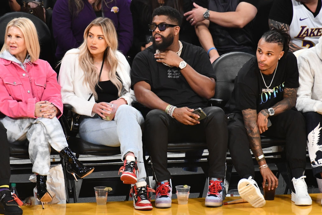 Quá rảnh rỗi trong thời gian tự cách ly, sao trẻ NBA theo dõi bạn thân của chị em nhà Kylie & Kendall Jenner - Ảnh 4.