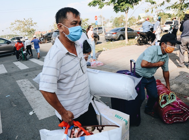 Ô tô xếp hàng dài chờ tiếp tế cho người cách ly ở KTX làng ĐHQG, tiếc nuối ra về vì không thể mang nhiều thực phẩm vào trong - Ảnh 10.