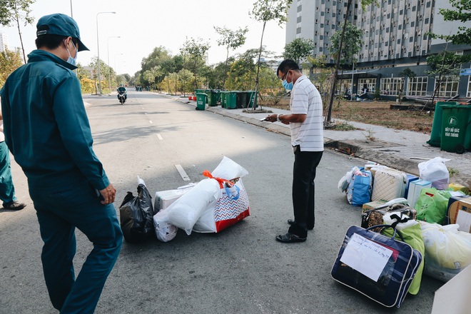 Ô tô xếp hàng dài chờ tiếp tế cho người cách ly ở KTX làng ĐHQG, tiếc nuối ra về vì không thể mang nhiều thực phẩm vào trong - Ảnh 12.