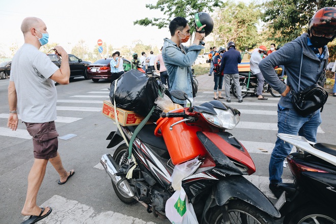 Ô tô xếp hàng dài chờ tiếp tế cho người cách ly ở KTX làng ĐHQG, tiếc nuối ra về vì không thể mang nhiều thực phẩm vào trong - Ảnh 6.