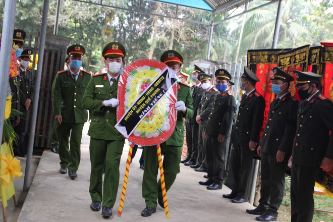 Thăng hàm, làm chế độ liệt sĩ cho chiến sĩ công an hy sinh khi làm nhiệm vụ - Ảnh 2.