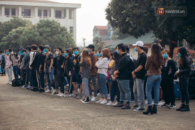 Chùm ảnh xúc động buổi chia tay tại khu cách ly: Người đến người đi, chỉ có các cô chú nhân viên vẫn ở lại chống dịch - Ảnh 7. Chùm ảnh xúc động buổi chia tay tại khu cách ly: Người đến người đi, chỉ có các cô chú nhân viên vẫn ở lại chống dịch - Ảnh 7.