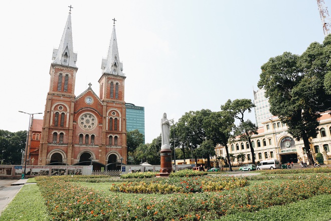 Ngày đầu áp dụng lệnh hạn chế di chuyển: Những điểm vui chơi ở Sài Gòn vắng hoe, chợ Bến Thành không một bóng du khách - Ảnh 9.