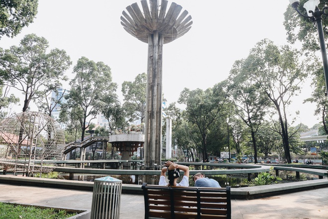 Ngày đầu áp dụng lệnh hạn chế di chuyển: Những điểm vui chơi ở Sài Gòn vắng hoe, chợ Bến Thành không một bóng du khách - Ảnh 8.