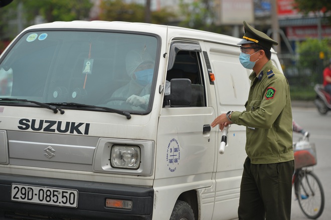 Ảnh: Bệnh viện Bạch Mai nội bất xuất, ngoại bất nhập, bác sĩ mang quần áo tới viện trực chiến chống Covid-19 - Ảnh 7.