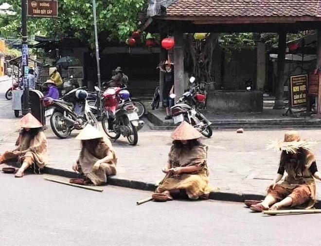 Nhóm người đi ô tô giả ăn mày ở Hội An gửi lời xin lỗi, khai nhận muốn chụp hình, quay clip để làm kỷ niệm - Ảnh 2.