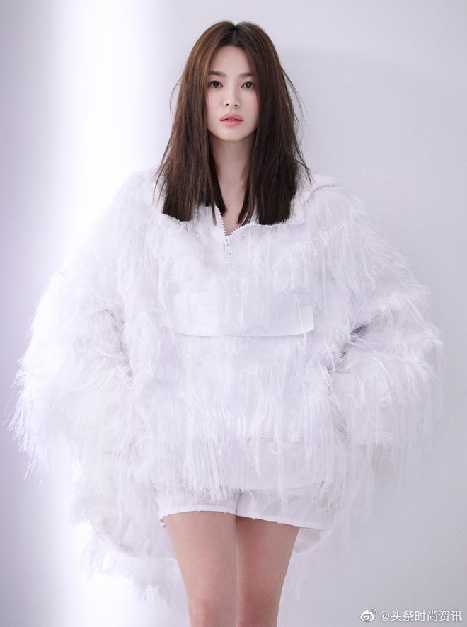 Full không che bộ ảnh tạp chí mới cực hot của Song Hye Kyo: Trẻ đẹp như ăn thịt Đường Tăng, ảnh zoom gần gây choáng - Ảnh 2. Full không che bộ ảnh tạp chí mới cực hot của Song Hye Kyo: Trẻ đẹp như ăn thịt Đường Tăng, ảnh zoom gần gây choáng - Ảnh 2.