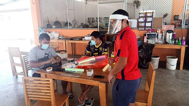 Vừa hết hạn cách ly, đội bóng Thai League tri ân các bác sĩ bằng món quà handmade cực độc đầy hữu ích và ý nghĩa - Ảnh 2.