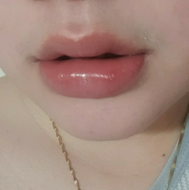 Môi thâm xỉn mấy cũng hồng hào, căng mọng hơn nếu bạn học tập quy trình lip care với 3 sản phẩm của cô bạn này - Ảnh 1.