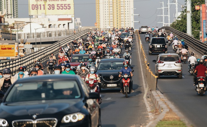 Ảnh: Đường phố Sài Gòn đông đúc trong buổi chiều cuối cùng thực hiện giãn cách xã hội - Ảnh 1.