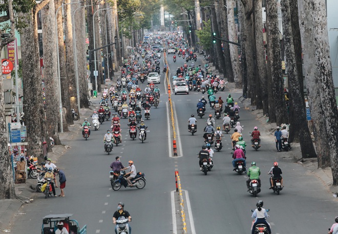 Ảnh: Đường phố Sài Gòn đông đúc trong buổi chiều cuối cùng thực hiện giãn cách xã hội - Ảnh 5.