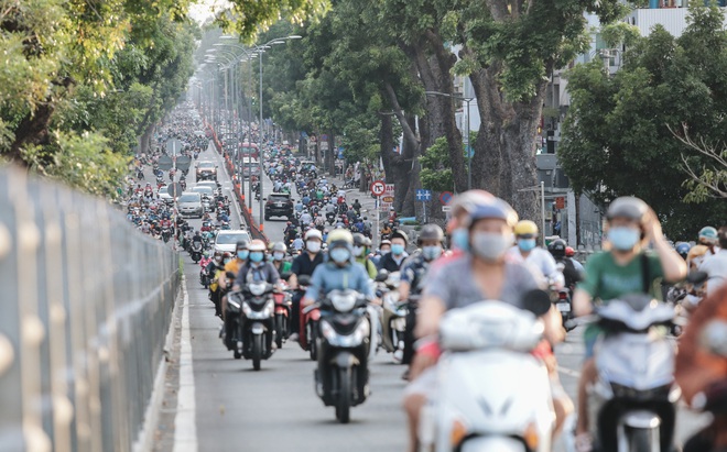 Ảnh: Đường phố Sài Gòn đông đúc trong buổi chiều cuối cùng thực hiện giãn cách xã hội - Ảnh 4.