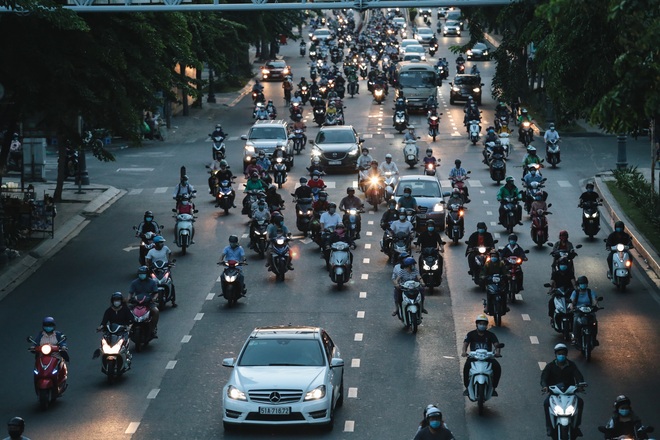 Ảnh: Đường phố Sài Gòn đông đúc trong buổi chiều cuối cùng thực hiện giãn cách xã hội - Ảnh 16.