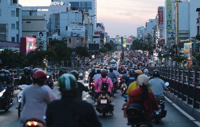 Ảnh: Đường phố Sài Gòn đông đúc trong buổi chiều cuối cùng thực hiện giãn cách xã hội - Ảnh 17.