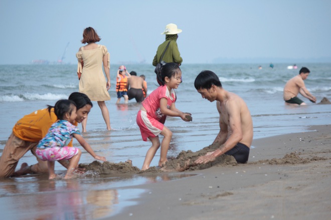 Nghỉ lễ 30/4: Người dân đổ dồn về bãi biển Cửa Lò, nhà hàng vẫn vắng bóng du khách - Ảnh 3.