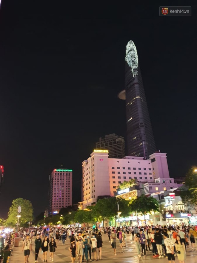 Ảnh: Đường phố Hà Nội và Sài Gòn đông đúc, nhiều quán bia ở Tạ Hiện chật kín khách tối 30/4 - Ảnh 4.
