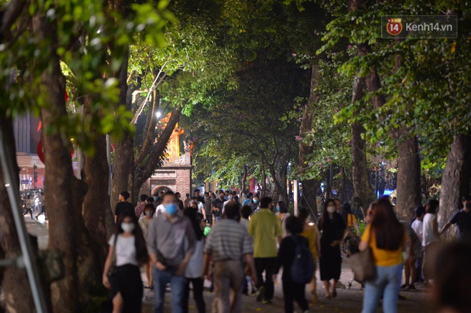 Ảnh: Đường phố Hà Nội và Sài Gòn đông đúc, nhiều quán bia ở Tạ Hiện chật kín khách tối 30/4 - Ảnh 18.