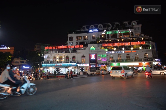 Ảnh: Đường phố Hà Nội và Sài Gòn đông đúc, nhiều quán bia ở Tạ Hiện chật kín khách tối 30/4 - Ảnh 22.