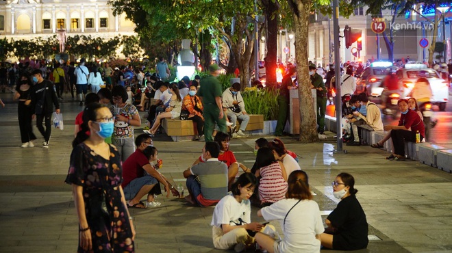 Ảnh: Đường phố Hà Nội và Sài Gòn đông đúc, nhiều quán bia ở Tạ Hiện chật kín khách tối 30/4 - Ảnh 8.