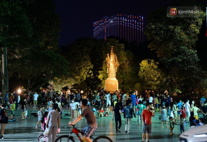 Ảnh: Đường phố Hà Nội và Sài Gòn đông đúc, nhiều quán bia ở Tạ Hiện chật kín khách tối 30/4 - Ảnh 21.
