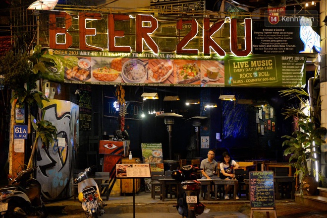 Ảnh: Đường phố Hà Nội và Sài Gòn đông đúc, nhiều quán bia ở Tạ Hiện chật kín khách tối 30/4 - Ảnh 27.
