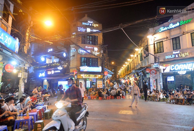 Ảnh: Đường phố Hà Nội và Sài Gòn đông đúc, nhiều quán bia ở Tạ Hiện chật kín khách tối 30/4 - Ảnh 24.