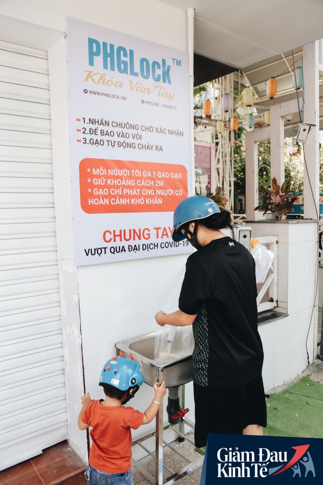 Máy ATM nhả ra gạo miễn phí cho người nghèo giữa thời dịch ở Sài Gòn, đảm bảo không một ai bị bỏ lại phía sau - Ảnh 15. Máy ATM nhả ra gạo miễn phí cho người nghèo giữa thời dịch ở Sài Gòn, đảm bảo không một ai bị bỏ lại phía sau - Ảnh 15.