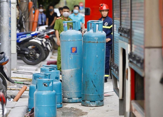 Hà Nội: Nổ bình gas kinh hoàng tại nhà hàng gà rán ở phố Cổ, 3 người nhập viện cấp cứu - Ảnh 7.