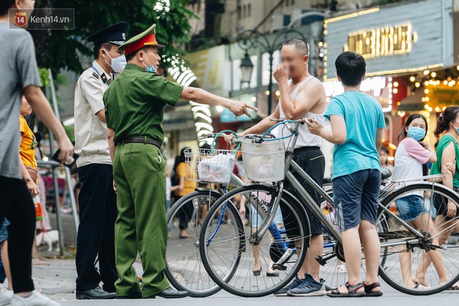 Lực lượng chức năng tăng cường nhắc nhở người dân không được đạp xe ở phố đi bộ sau vụ việc cụ bà bị thiếu niên tông nguy kịch - Ảnh 12.