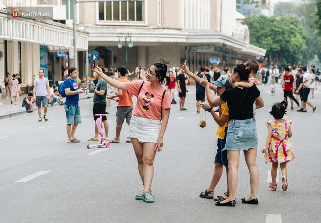 Lực lượng chức năng tăng cường nhắc nhở người dân không được đạp xe ở phố đi bộ sau vụ việc cụ bà bị thiếu niên tông nguy kịch - Ảnh 5.