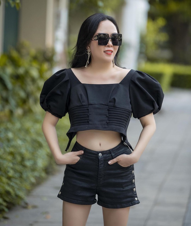 Ngoài 40 vẫn bung lụa diện crop top cho bằng chị bằng em, Phượng Chanel gây choáng vì eo thon bất ngờ  - Ảnh 1.