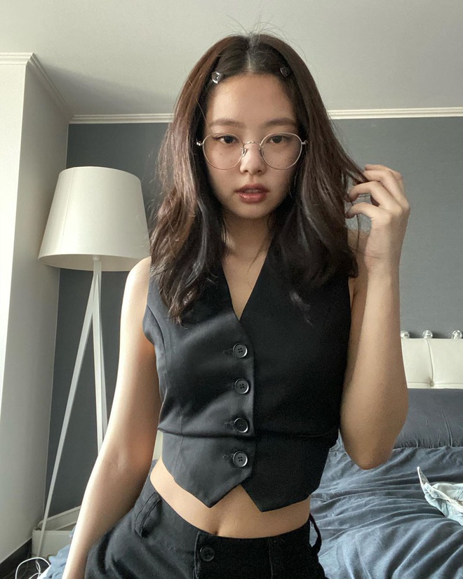 Ở nhà chụp ảnh OOTD trên giường “max” đẹp là như Jennie: Thay 9 set đồ, đổi 9 kiểu tóc xinh lịm tim - Ảnh 3.