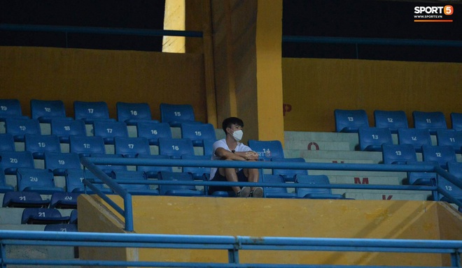Chạnh lòng hình ảnh Duy Mạnh ngồi cô đơn trên khán đài theo dõi trận Hà Nội gặp CLB Đồng Tháp - Ảnh 1.