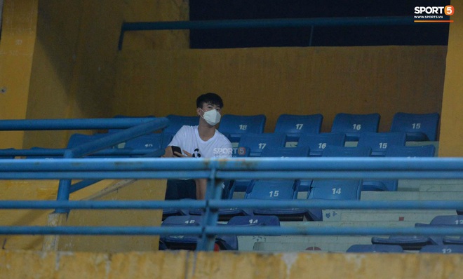 Chạnh lòng hình ảnh Duy Mạnh ngồi cô đơn trên khán đài theo dõi trận Hà Nội gặp CLB Đồng Tháp - Ảnh 2.