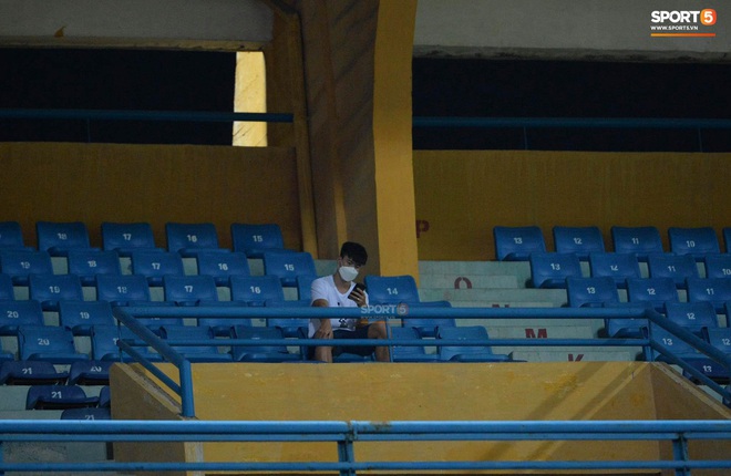 Chạnh lòng hình ảnh Duy Mạnh ngồi cô đơn trên khán đài theo dõi trận Hà Nội gặp CLB Đồng Tháp - Ảnh 6.