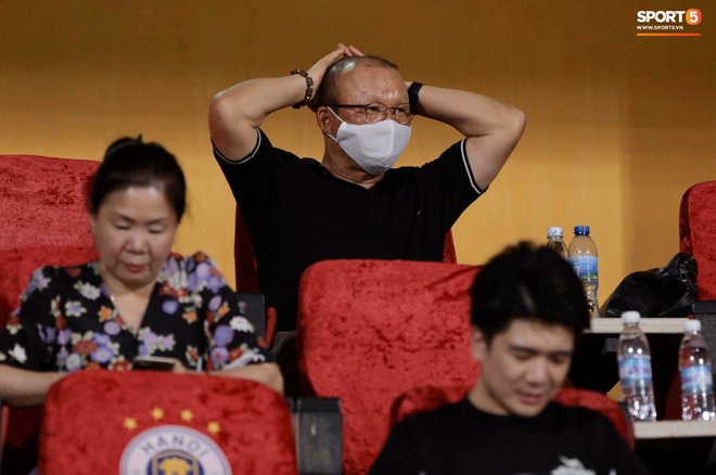 Chạnh lòng hình ảnh Duy Mạnh ngồi cô đơn trên khán đài theo dõi trận Hà Nội gặp CLB Đồng Tháp - Ảnh 7.