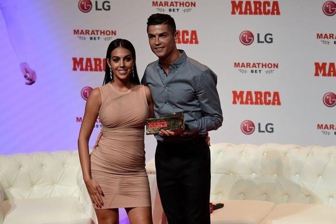 Bạn gái Ronaldo khiến dân tình nháo nhào với bài đăng đầy ẩn ý trên trang cá nhân, truyền thông đồn đoán cô nàng đang mang bầu lần thứ hai - Ảnh 2.