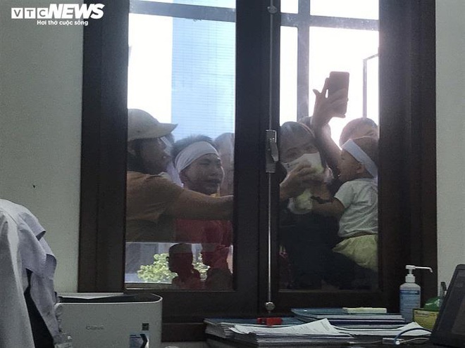 Bệnh nhân ở Thái Bình tử vong sau khi tiêm thuốc, người nhà mang xe tang đến bệnh viện - Ảnh 1.