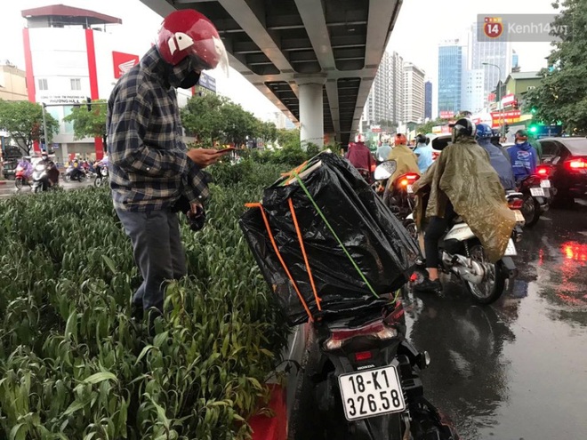 Mây đen giăng kín bầu trời, mưa giông giải nhiệt cho Hà Nội sau đợt nắng nóng kinh hoàng - Ảnh 15.