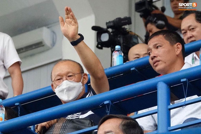 Huỳnh Anh tỏ ra mình ổn khi đến sân xem Quang Hải thi đấu, nét mặt mệt mỏi gây chú ý - Ảnh 7.