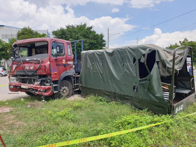 Bình Dương: Thùng xe biển đỏ bị hất văng sau va chạm với xe container, 1 người chết, 6 người bị thương - Ảnh 3.